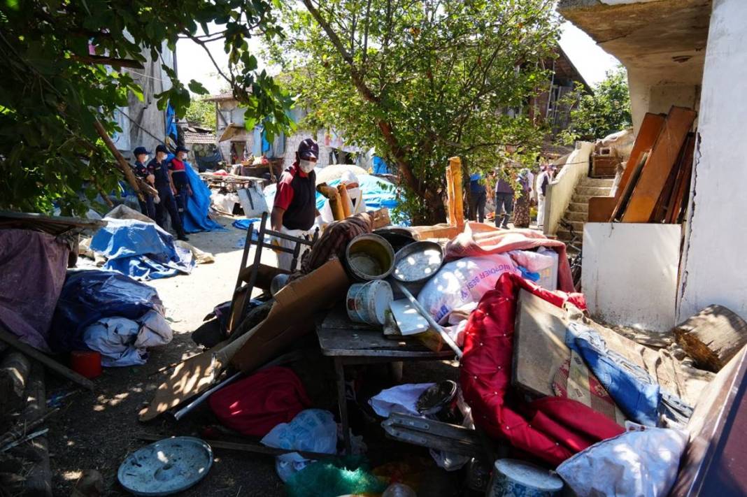 Çöp ev şikayetine giden belediye ekibi küçük dilini yuttu! 5 gün sürdü, onlarca kamyon geldi gitti 10